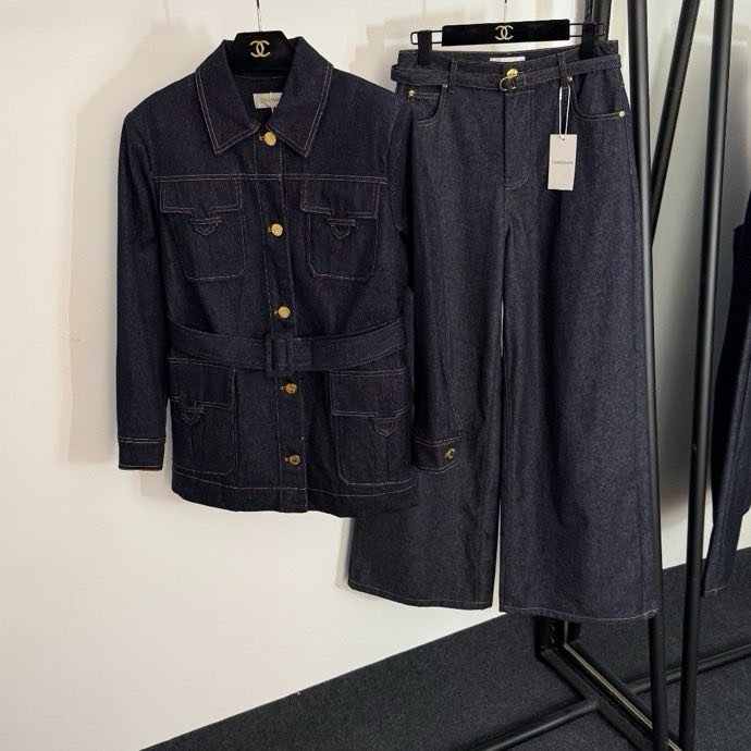 Костюм жіночий