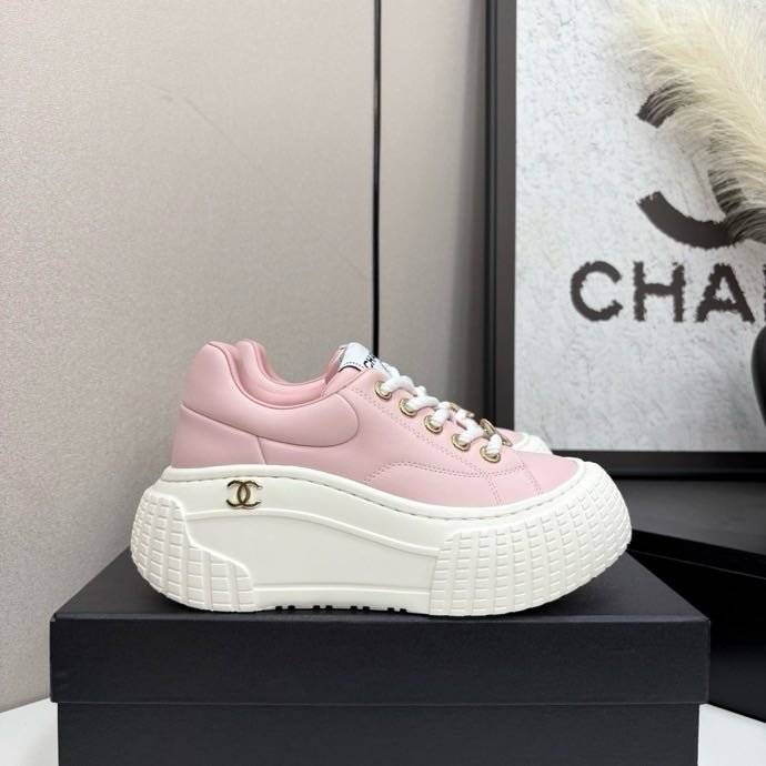 Кроссовки женские