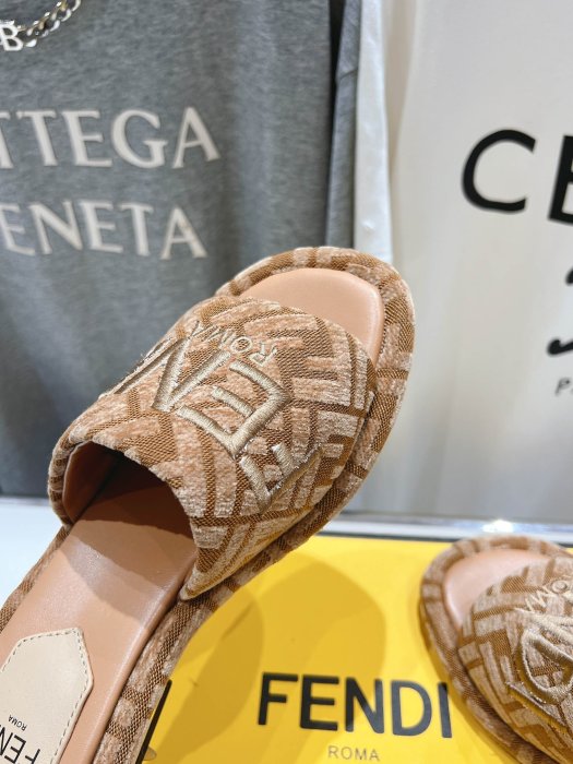 Шлепанцы фото 7