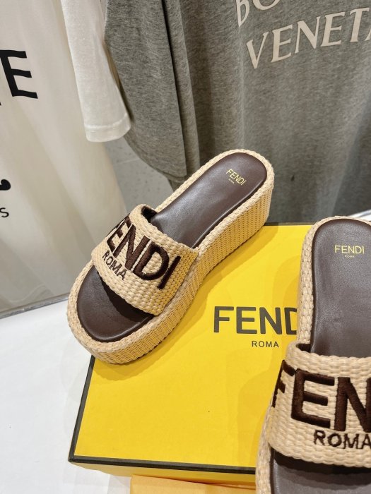 Шлепанцы фото 5