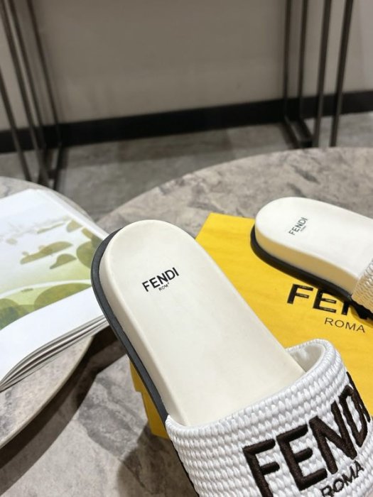 Шлепанцы женские фото 6