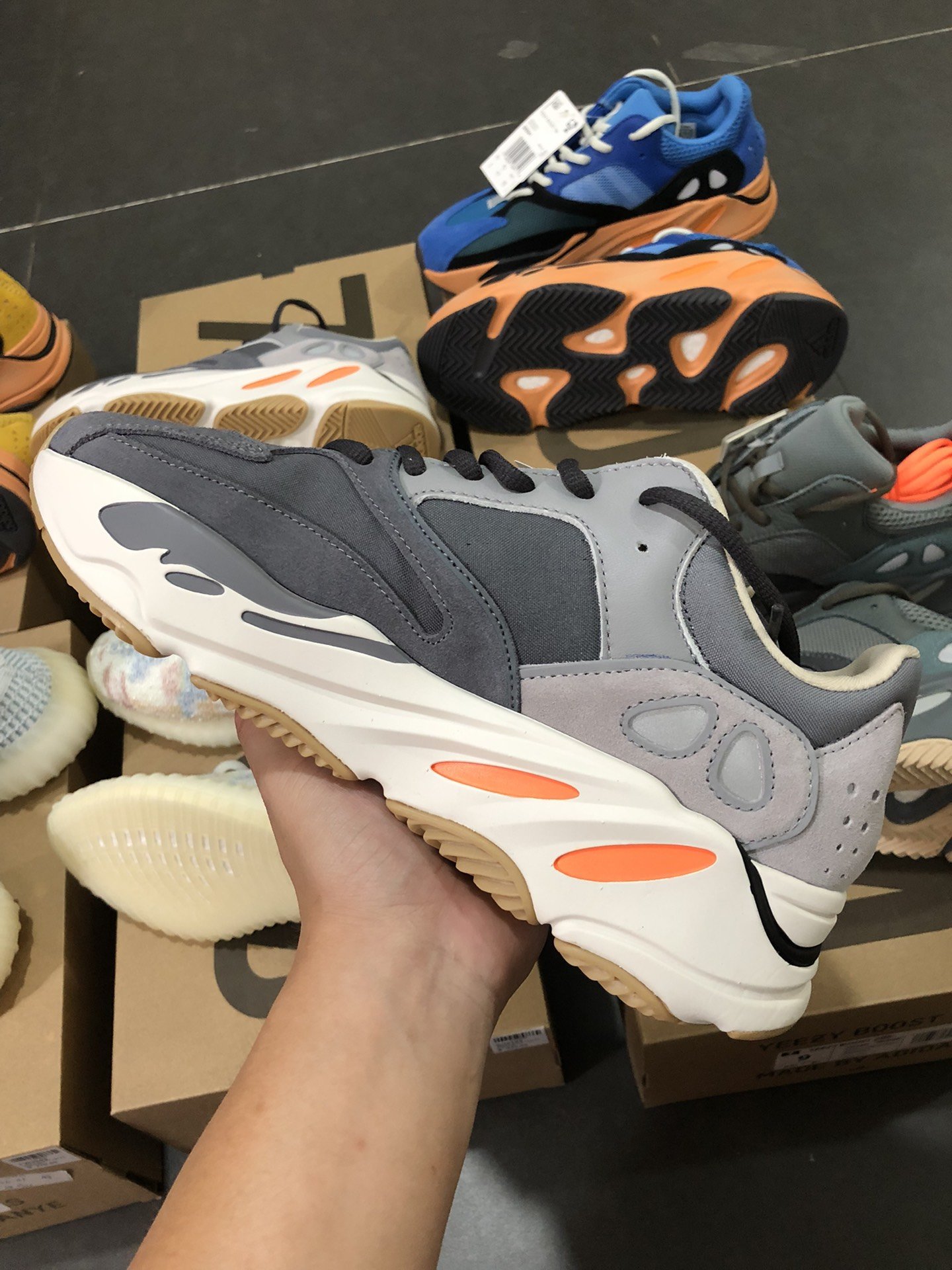 Sneakers YEEZY BOOST 700 фото 4