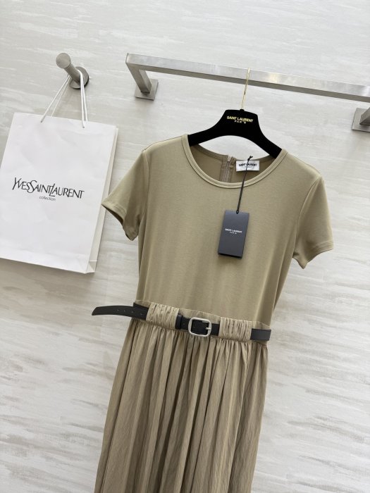 Платье средней длины с короткими рукавами и поясом фото 2