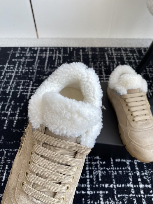 Sneakers on fur фото 7