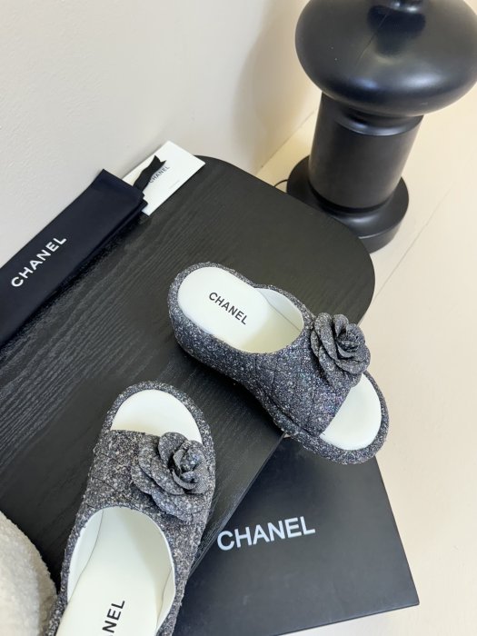 Шлепанцы женские фото 4