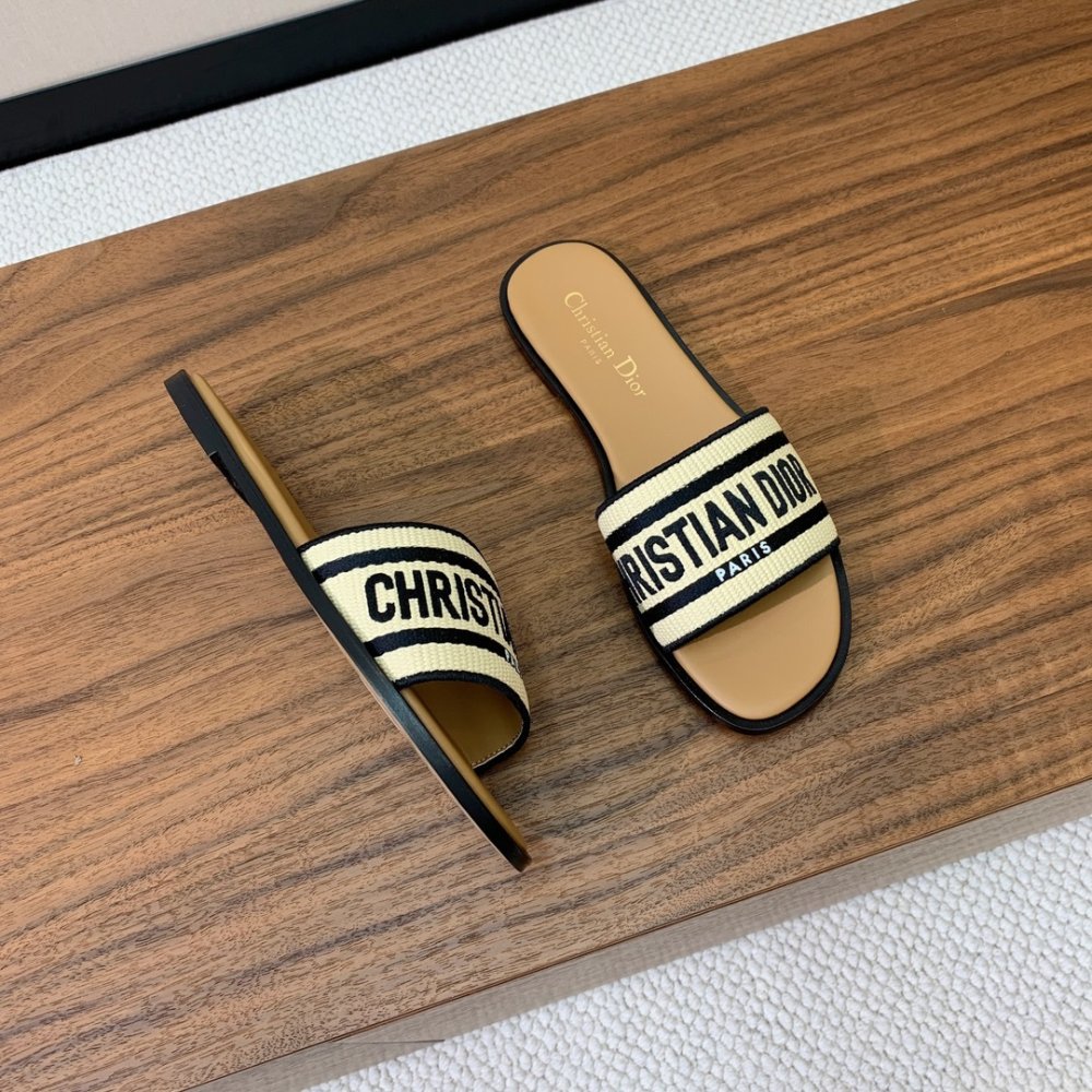 Шлепанцы женские фото 6