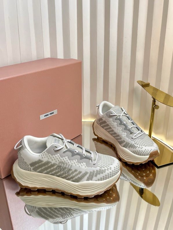 Кроссовки женские