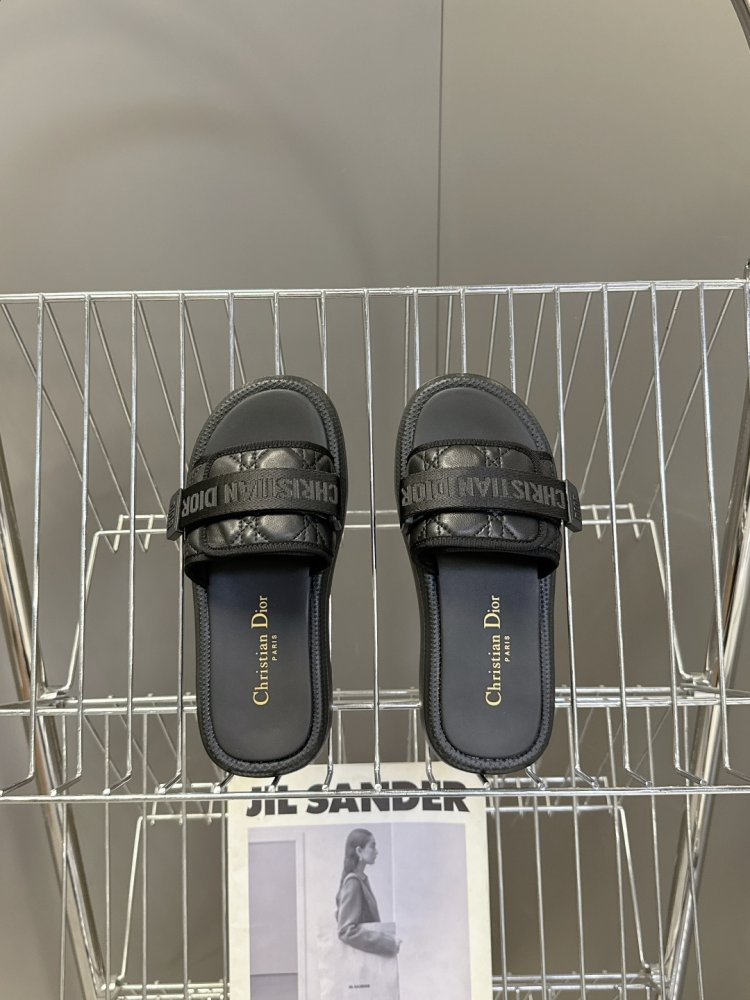 Шлепанцы женские фото 6