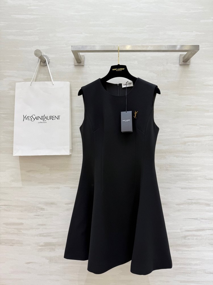 Dress from close-fitting bodice at style Hepburn