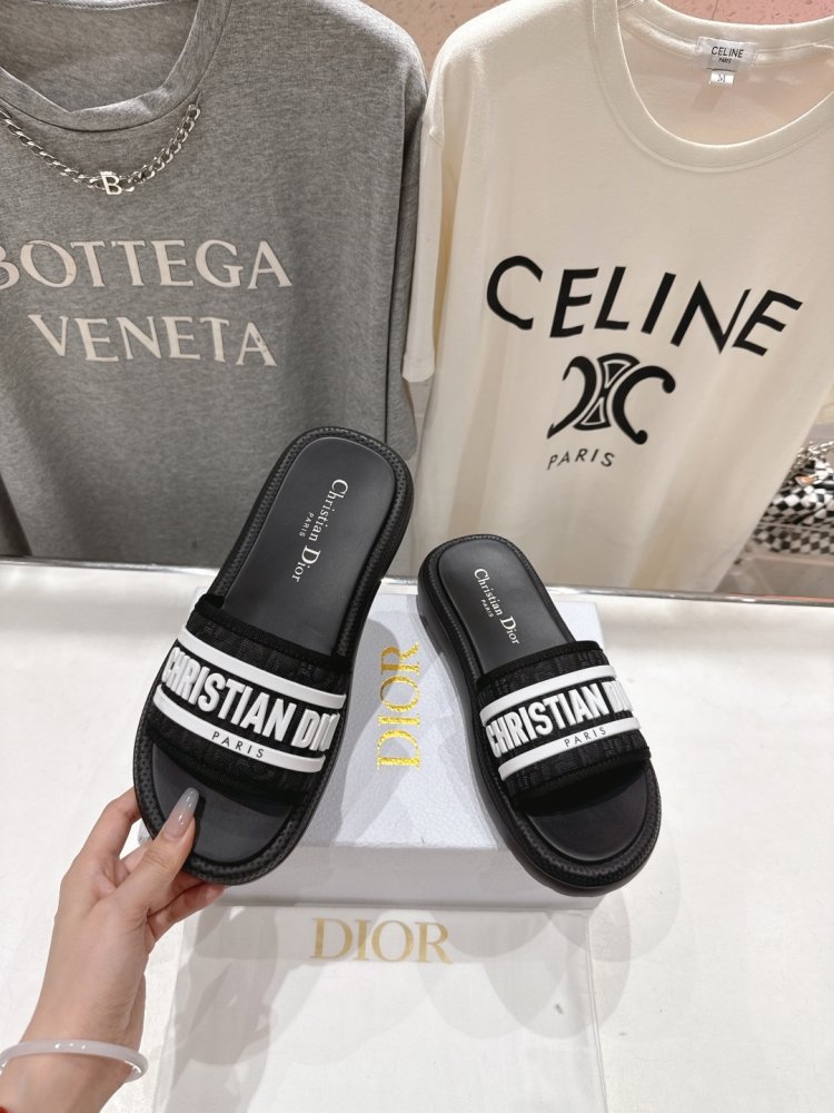 Шлепанцы женские фото 4