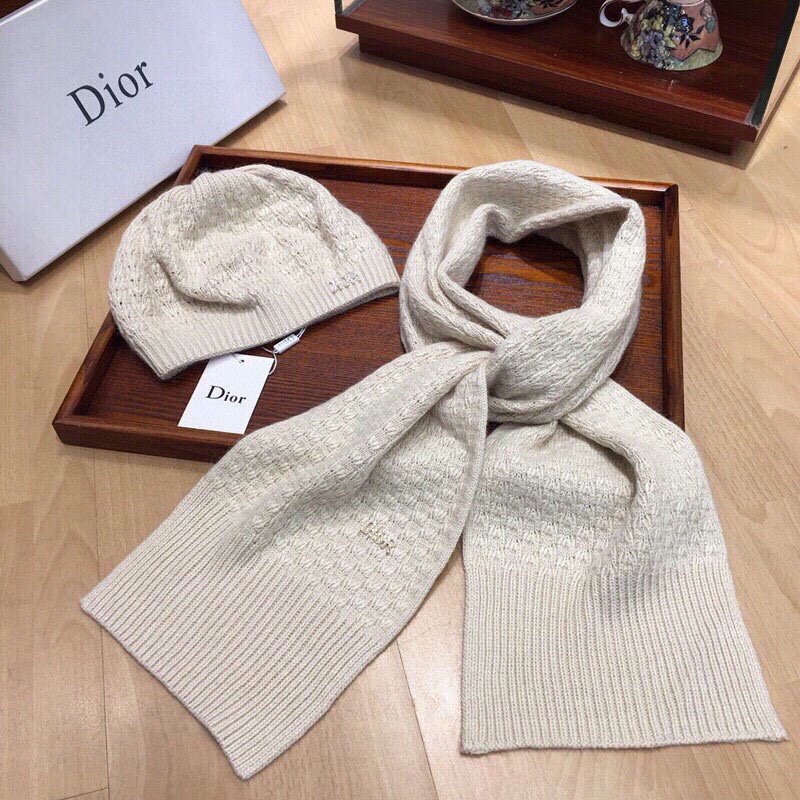 Set female a cap and scarf cashmere