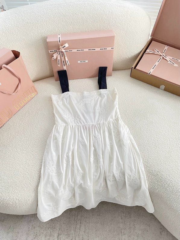 Платье с бретельками