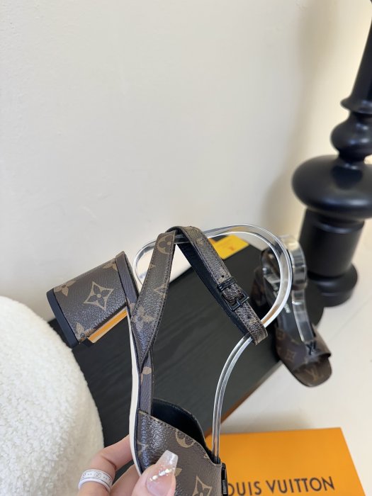 Босоножки фото 6