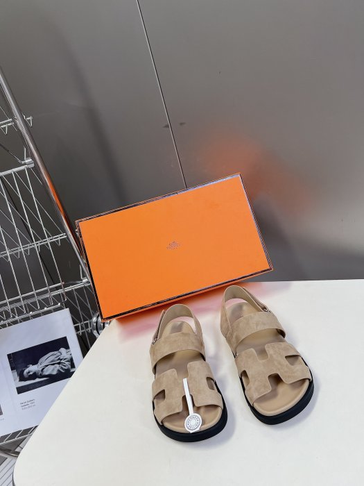 Сандалі жіночі