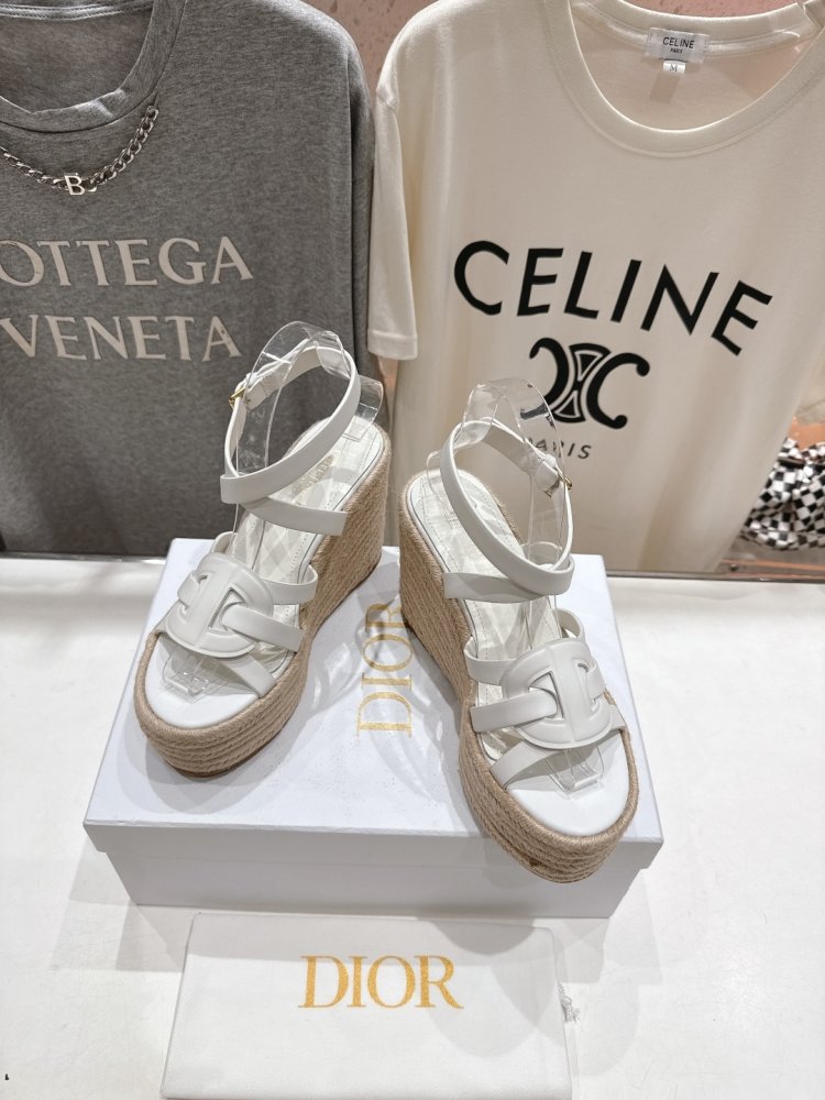 Сандалі жіночі фото 2