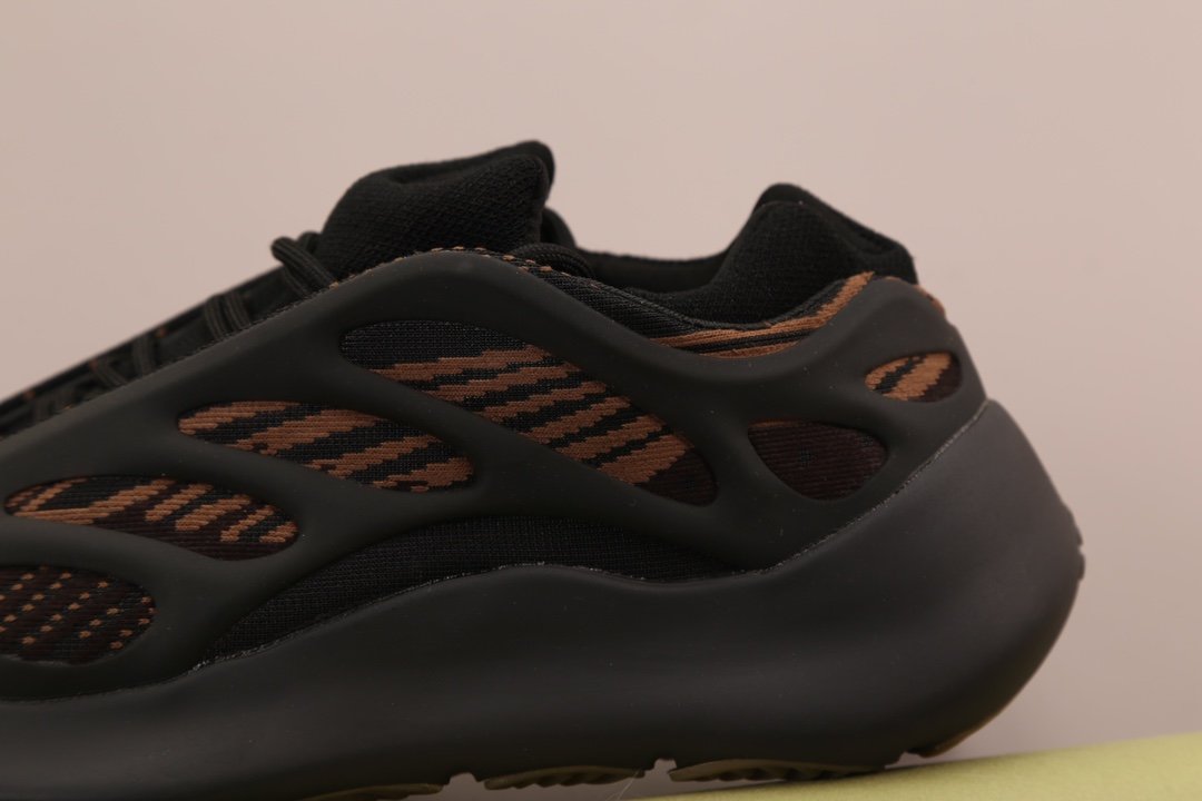 Кроссовки Yeezy 700 V3 Clay Brown - GY0189 фото 4