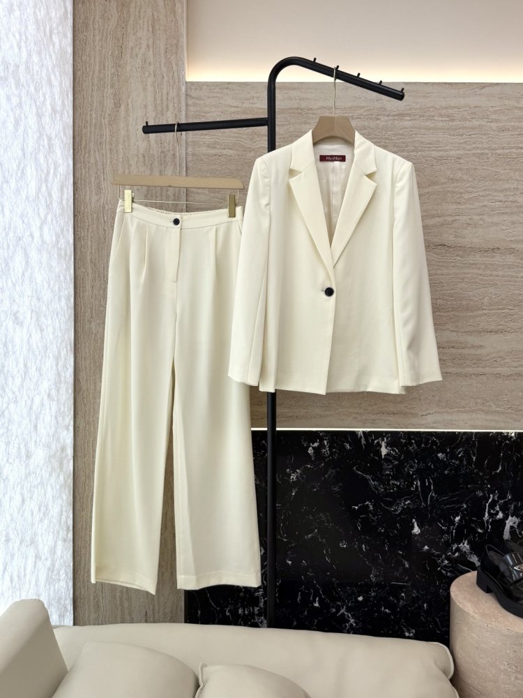 Костюм женский