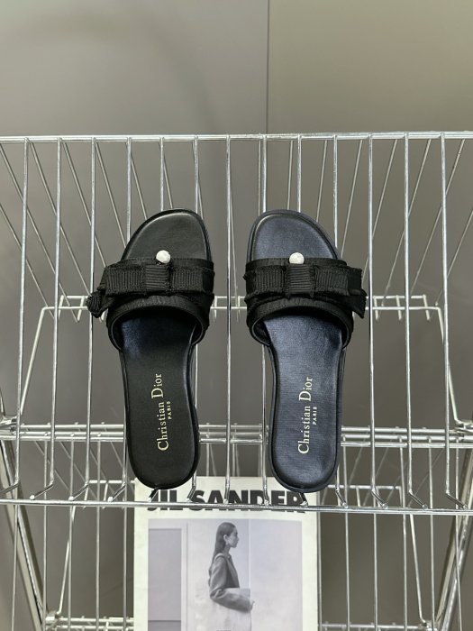 Шльопанці жіночі фото 6