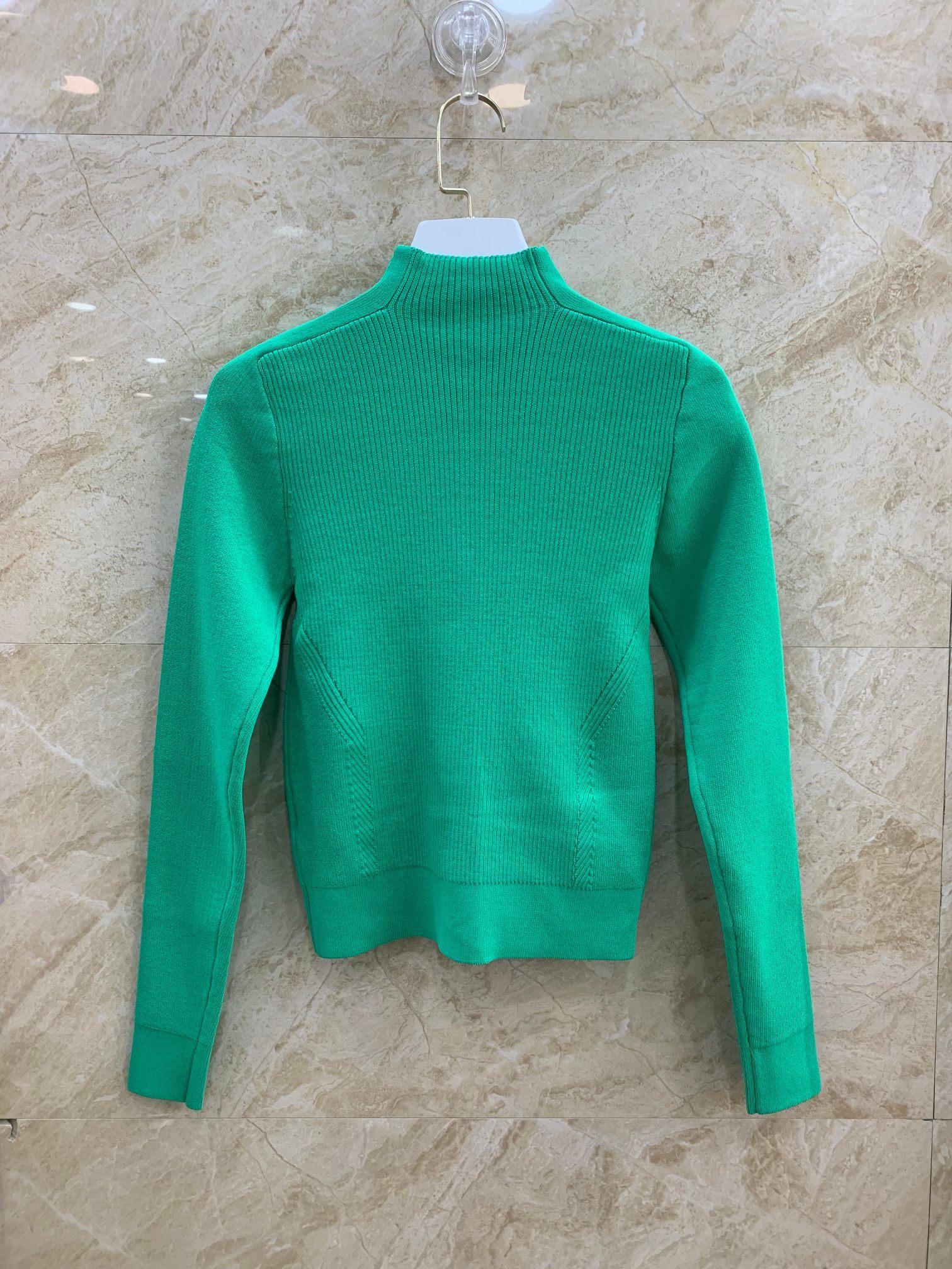 Короткий свитер в рубчик с длинными рукавами фото 2