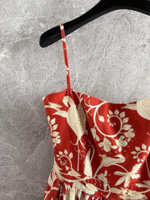 Red dress from suspenders фото 6