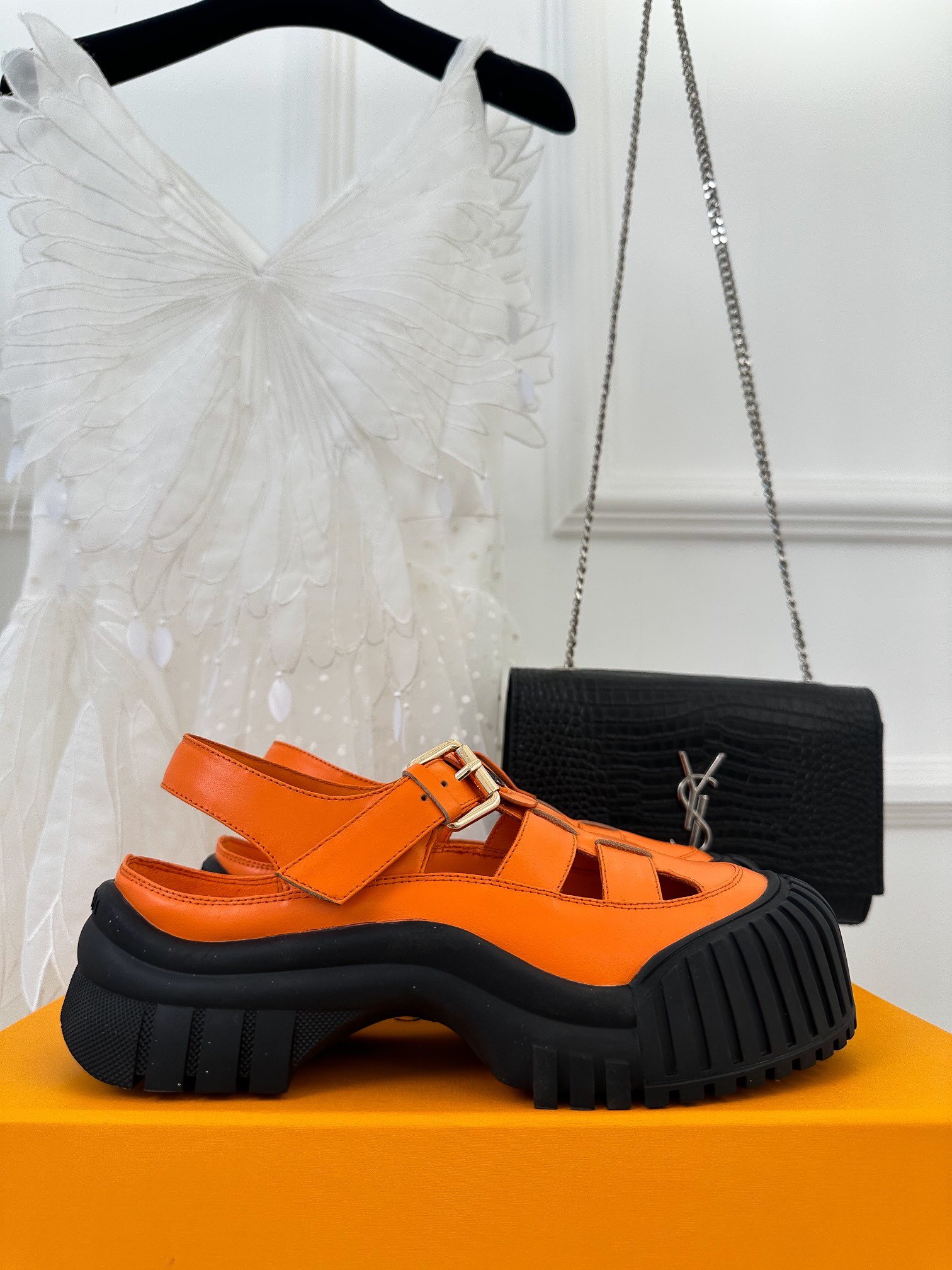 Sandals on platform 5 cm orange