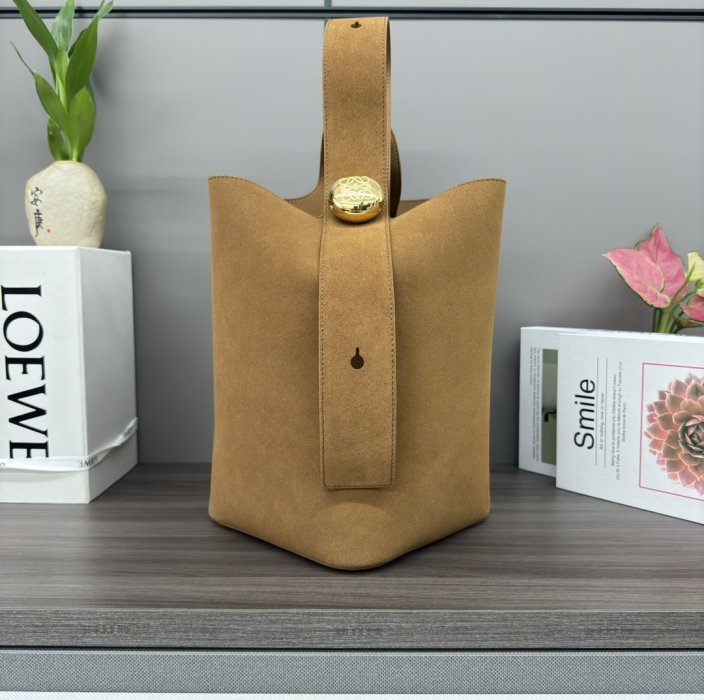 A bag women's Pebble 28 cm