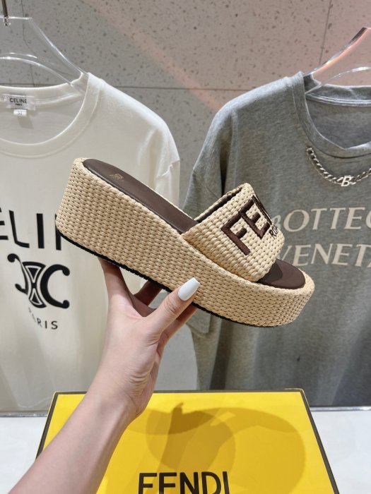 Шлепанцы фото 3