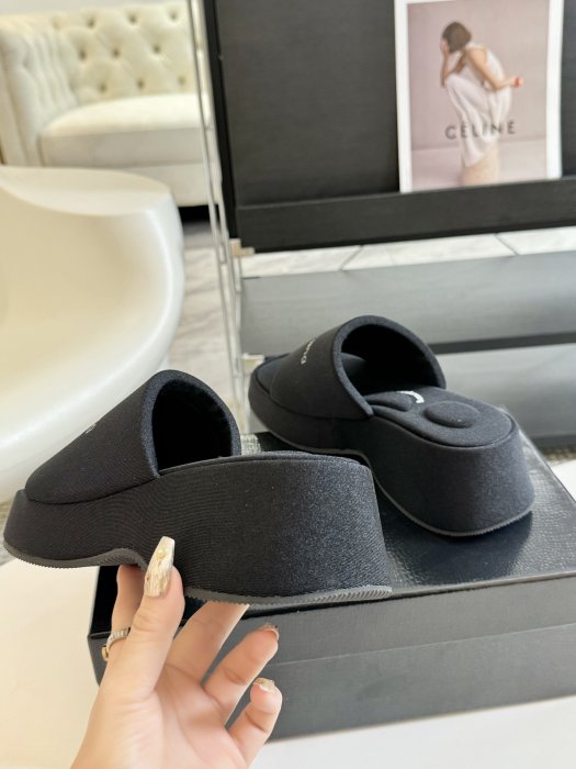 Шлепанцы женские фото 7