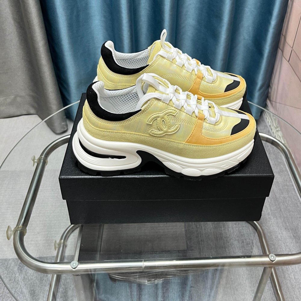 Кроссовки женские