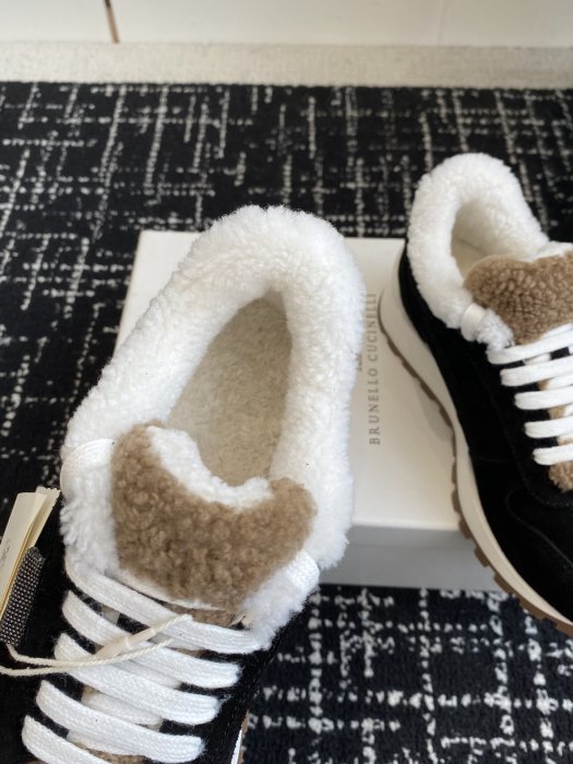 Sneakers women's on fur фото 6