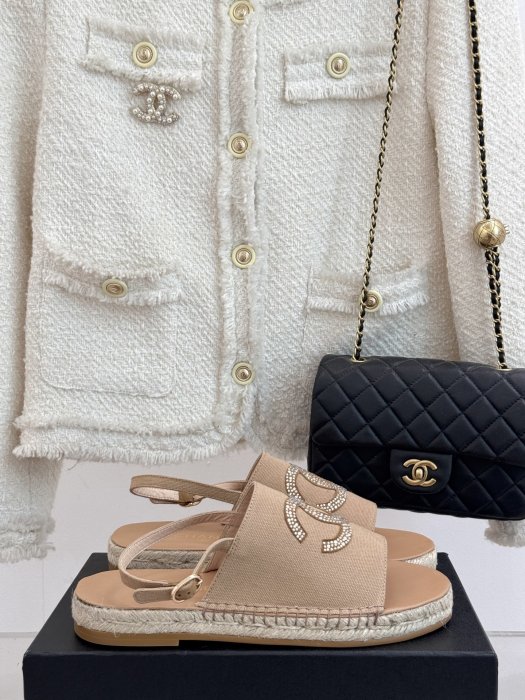 Сандалі жіночі