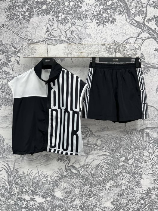 Костюм жіночий