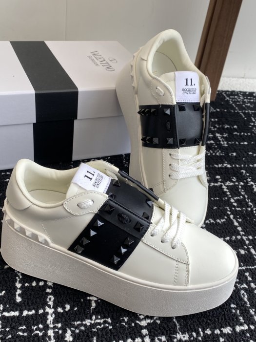 Кросівки жіночі