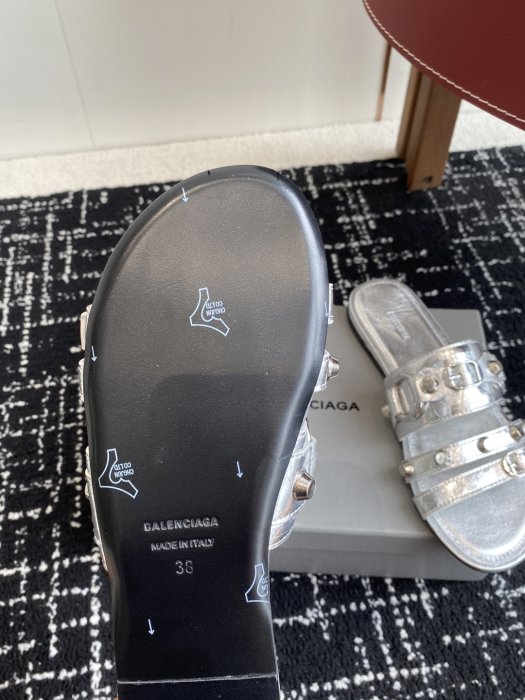 Шлепанцы женские фото 9