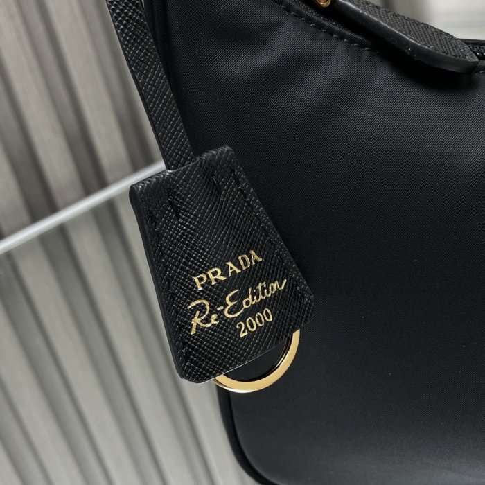 A bag women's Prada Nylon Hobo 23 cm фото 6