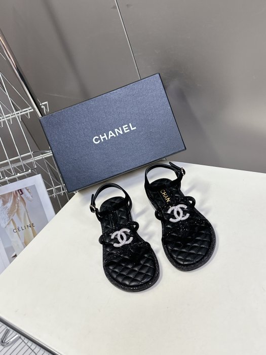 Сандалі жіночі