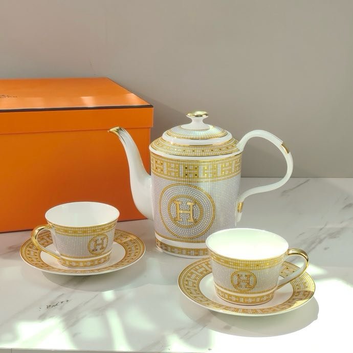 Tea service of bone porcelain