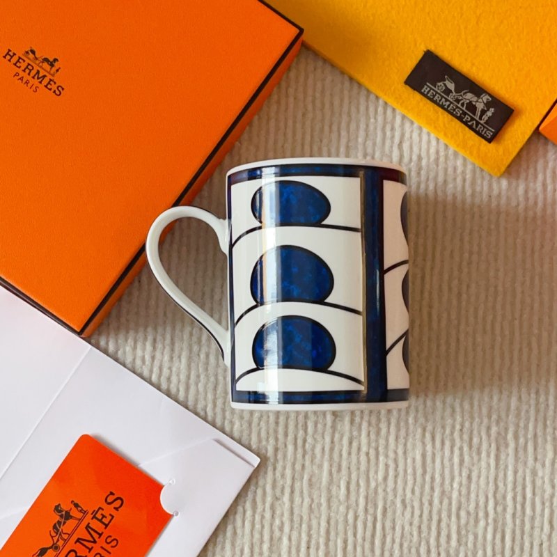 Чашка из костяного фарфора