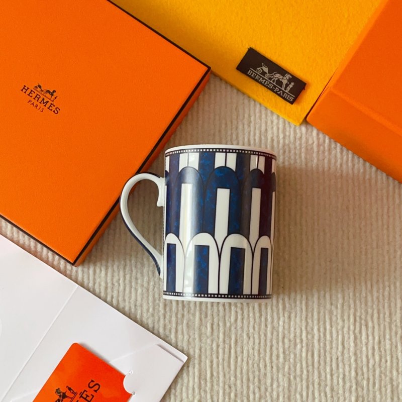 Чашка из костяного фарфора