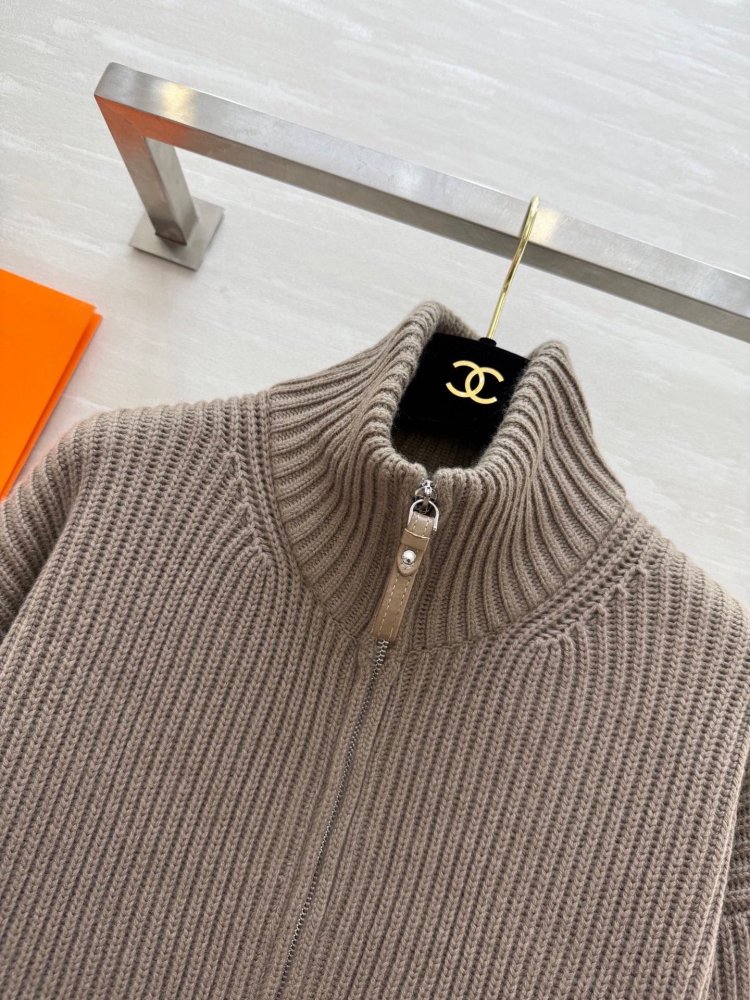 Cвитер с кожаными карманами и лоскутным шитьем фото 2