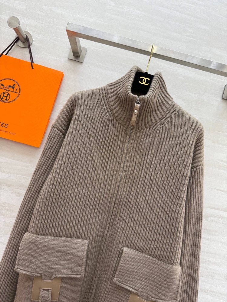 Cвитер с кожаными карманами и лоскутным шитьем фото 3