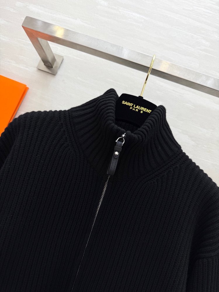 Cвитер с кожаными карманами и лоскутным шитьем фото 3