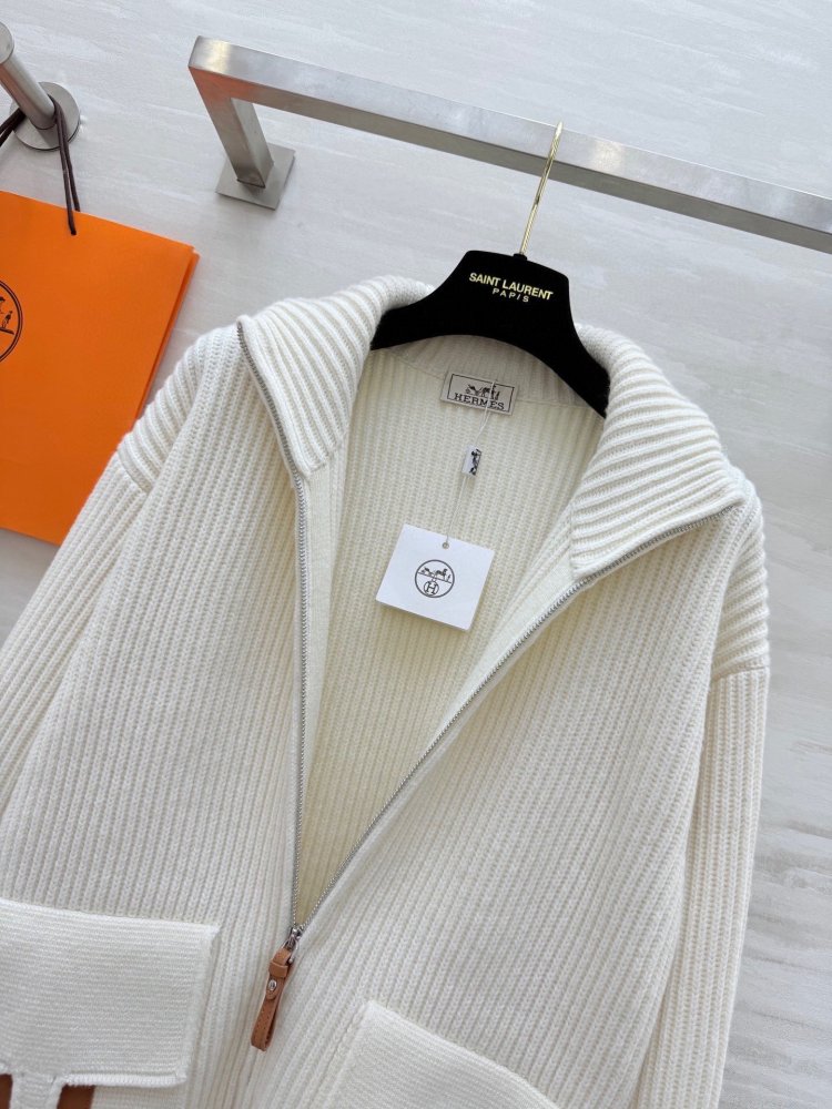 Cвитер с кожаными карманами и лоскутным шитьем фото 3