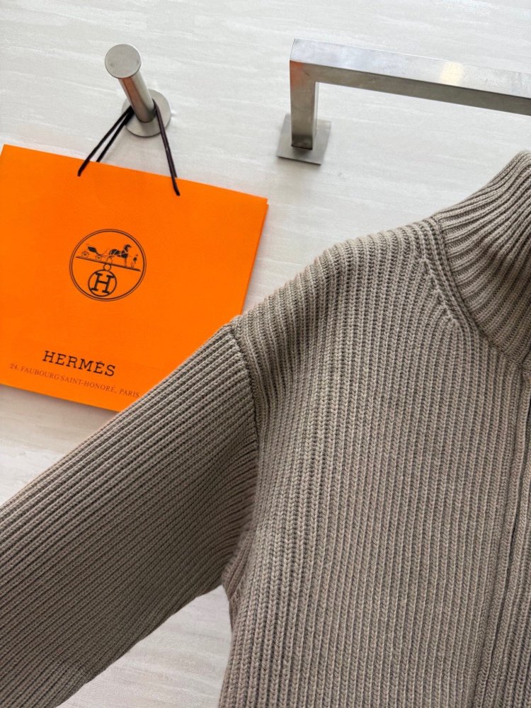 Cвитер с кожаными карманами и лоскутным шитьем фото 4