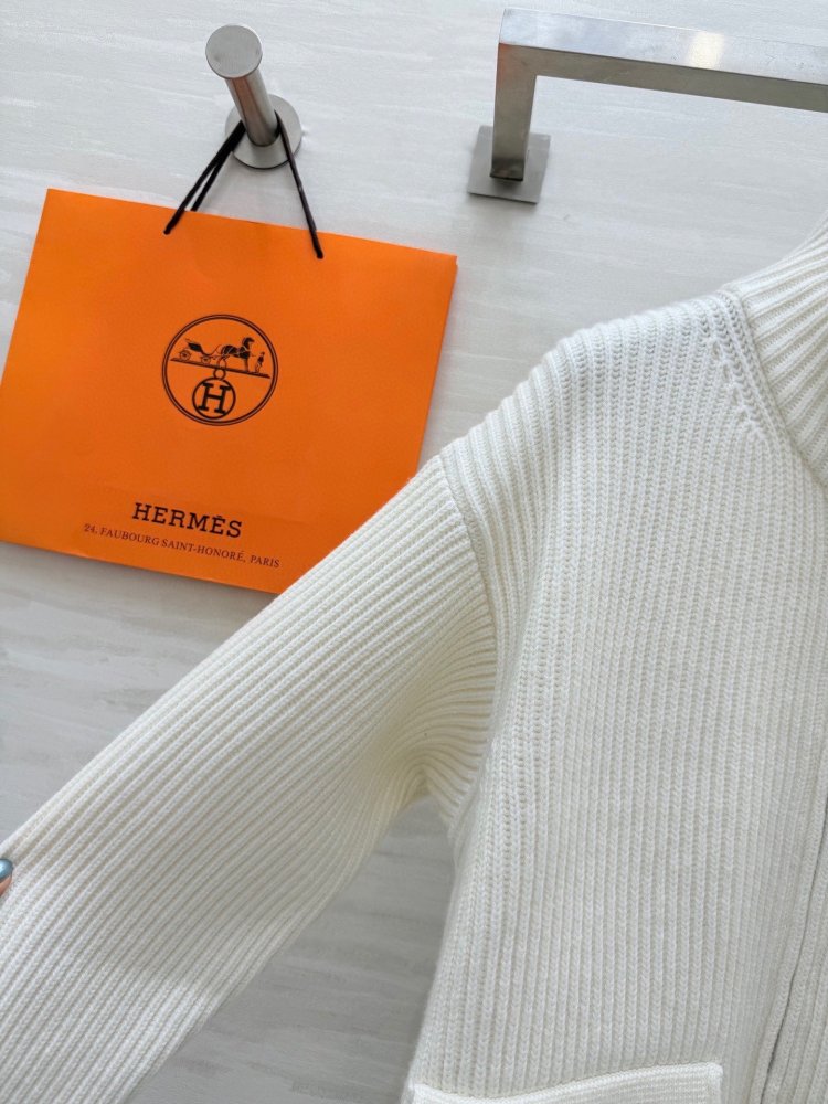 Cвитер с кожаными карманами и лоскутным шитьем фото 4