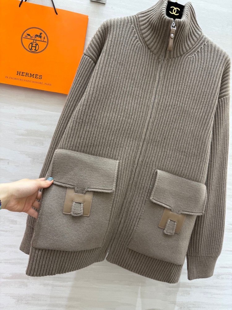 Cвитер с кожаными карманами и лоскутным шитьем фото 5