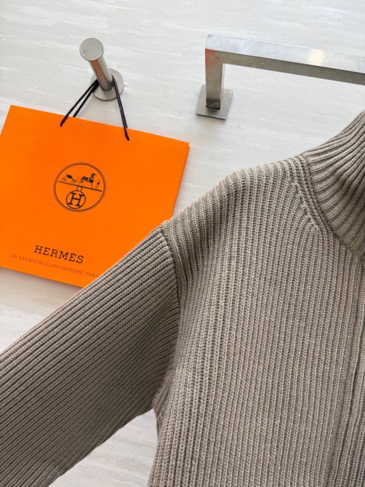 Cвитер с кожаными карманами и лоскутным шитьем фото 6