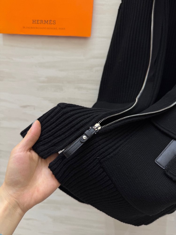 Cвитер с кожаными карманами и лоскутным шитьем фото 6