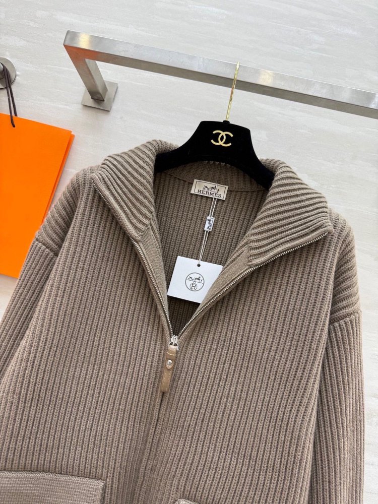 Cвитер с кожаными карманами и лоскутным шитьем фото 7