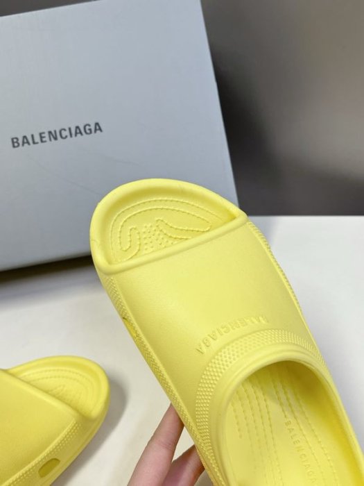 Шлепанцы женские фото 8